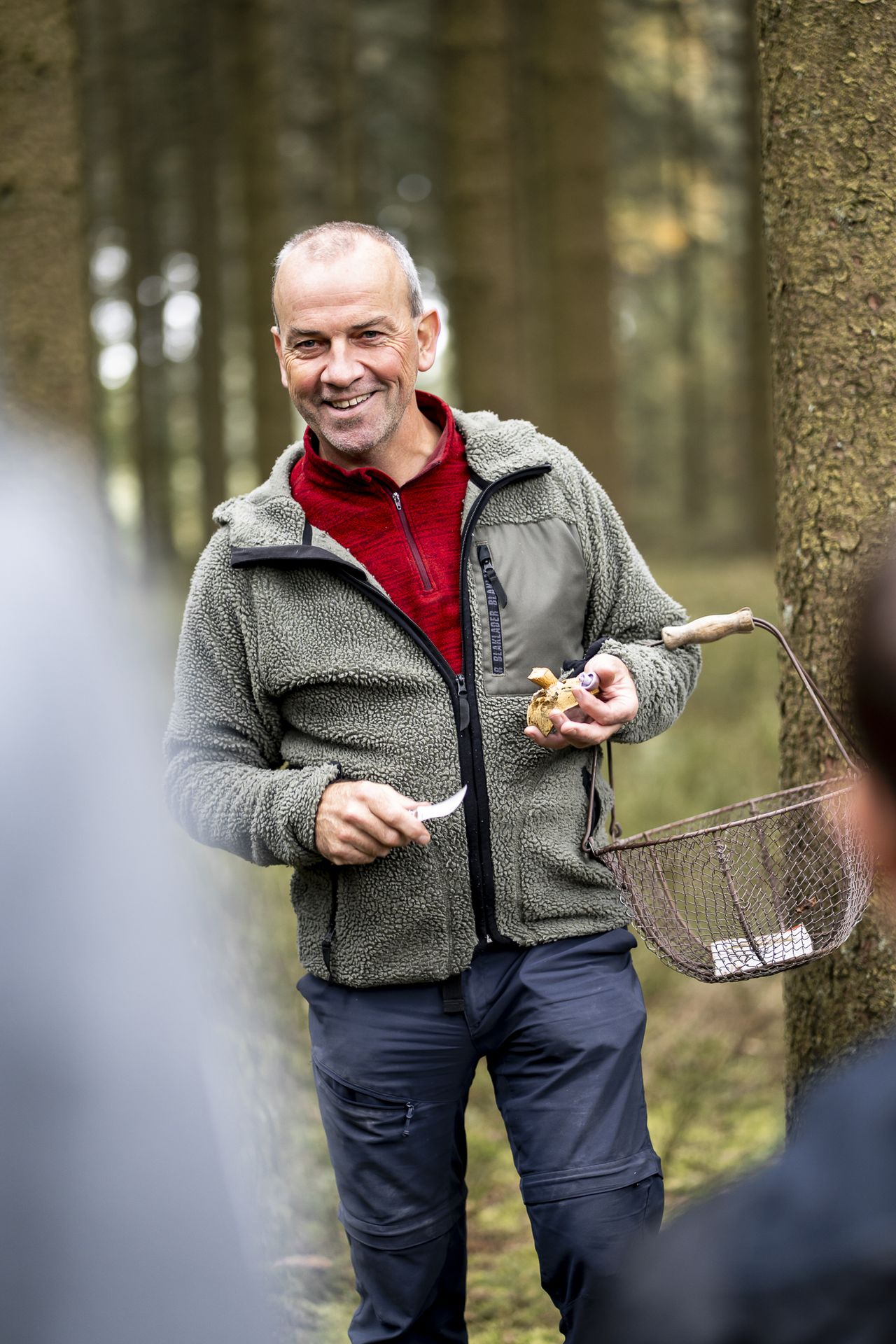 Un participant examine sa trouvaille