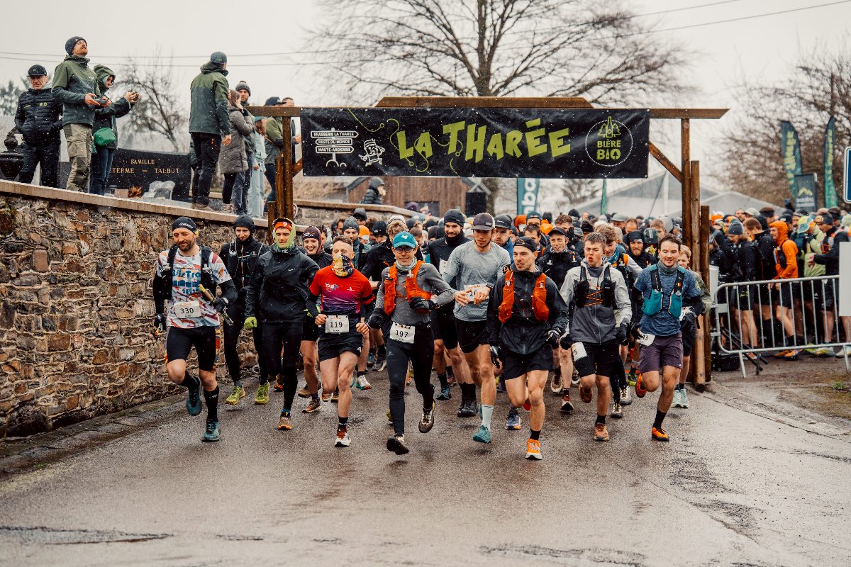 Le départ sous la banderole La THArée, sur la route mouillée de Rettigny