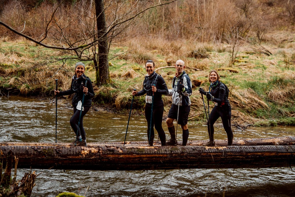 Quatre sourires sur un tronc, au-dessus de l’eau