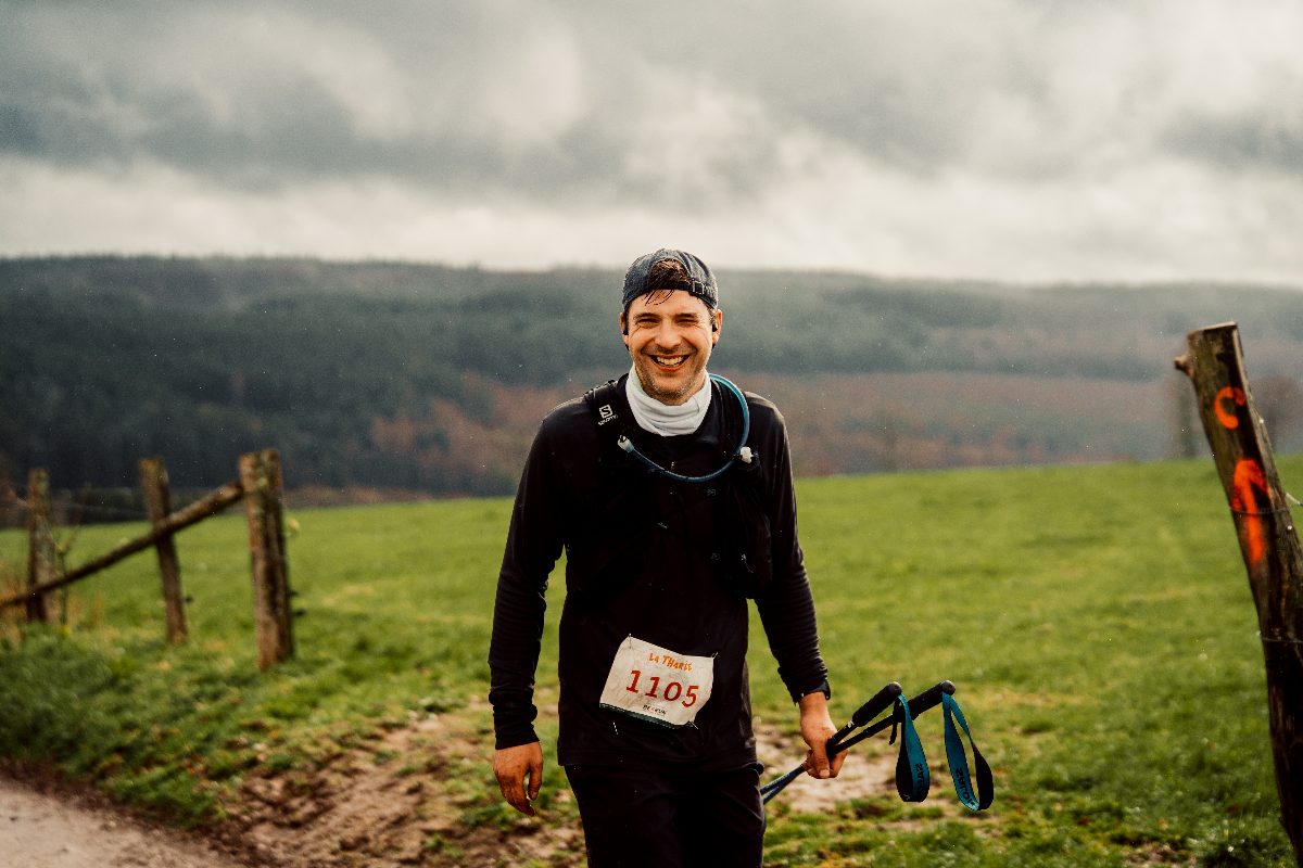 Un coureur souriant dans la vallée