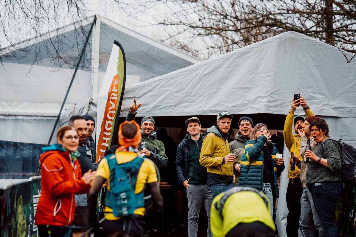Le rassemblement des coureurs après l’arrivée